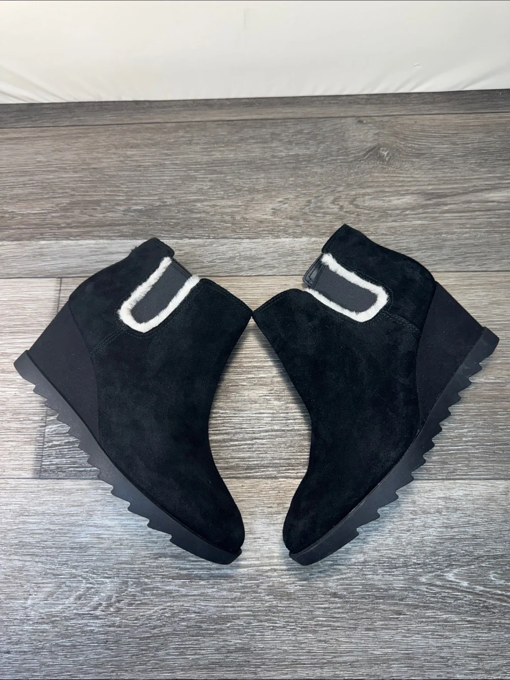 Koolaburra by Igg  Black Suede Wedge Ankle Boots woman’s SZ 10 (h70)